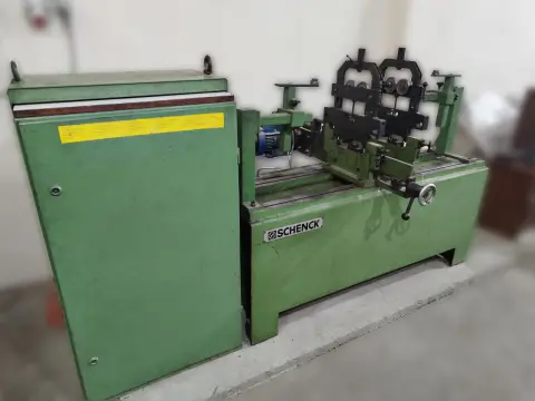 دستگاه بالانس دینامیکی افقی رده متوسط، نمای سه‌رخ از سمت کابین و تکیه‌گاه‌های دستگاه